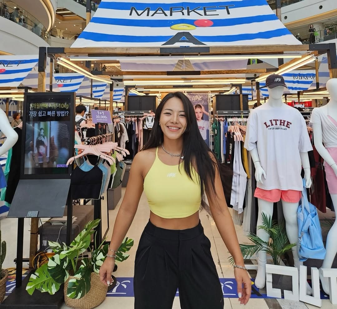 -운동복사장-헬예누유투브시작한지는 1년운동복사업에뛰어든지는 6년그동안의 노력이 빛을발할수있는올해.앞으로가되기를💛에이랜드측에서 배려해주셔서1층정문앞으로 자리를