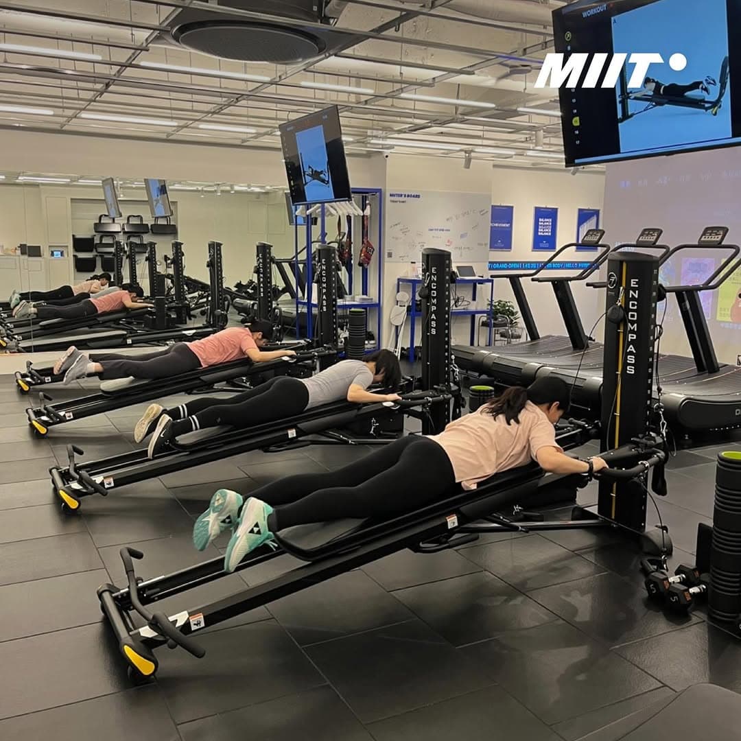 필라테스와 크로스핏 딱 그사이!필라테스에서 자칫 부족할 수 있는 운동감은 채우고크로스핏은 부담스러운 당신을 위한 운동 밋만의 특별한 기구인 ’엔컴파스‘로 자세와 경사를